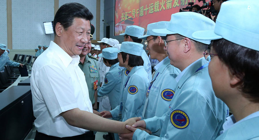 Le président chinois partage sa joie avec le personnel du programme spatial