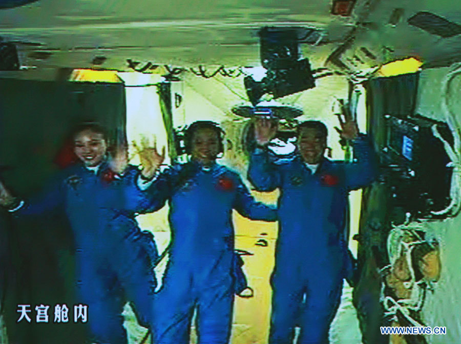 Les astronautes du vaisseau Shenzhou-10 entrent dans Tiangong-1
