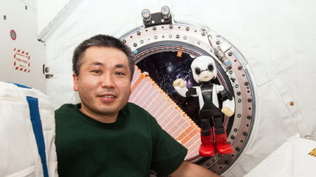 Un robot et un astronaute japonais ont discuté dans l'espace