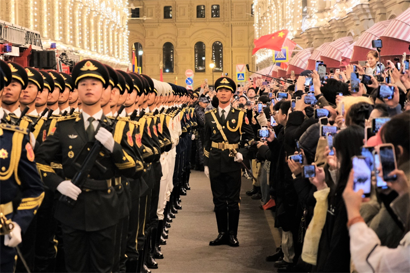 La garde d'honneur de l'Armée populaire de libération chinoise fait une apparition spectaculaire à Moscou