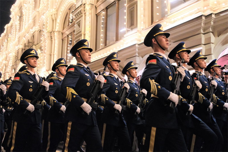 La garde d'honneur de l'Armée populaire de libération chinoise fait une apparition spectaculaire à Moscou
