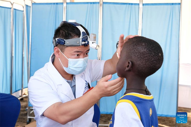 En Ouganda, une équipe médicale chinoise apporte des soins de santé gratuits dans un district frontalier éloigné
