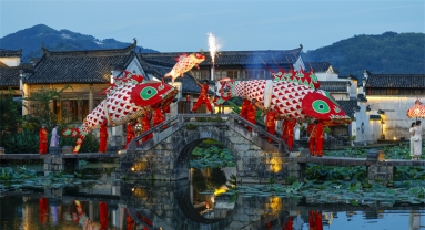 Anhui : un défilé de lanternes-poissons estival dans le vieux village de Kanggu à Huangshan