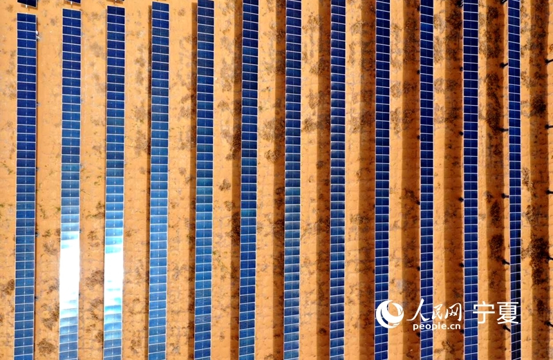 A la découverte de la Chine : dans le Ningxia, une mer de sable devient un « océan bleu » de panneaux photovoltaïques