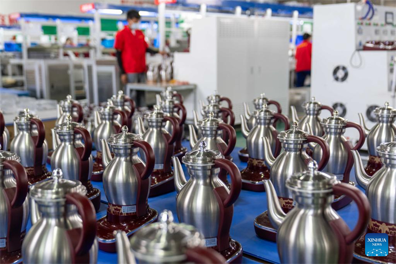 Xizang : une entreprise fabrique des ustensiles de cuisine adaptés à la haute altitude
