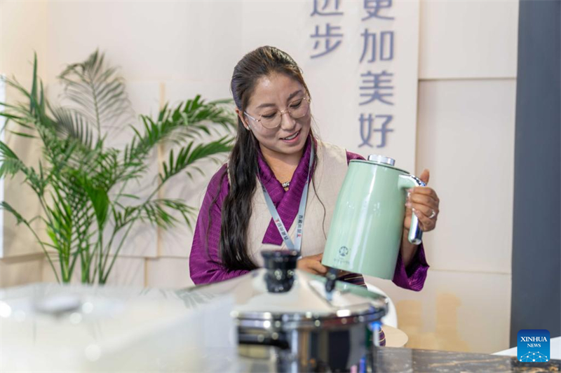 Xizang : une entreprise fabrique des ustensiles de cuisine adaptés à la haute altitude