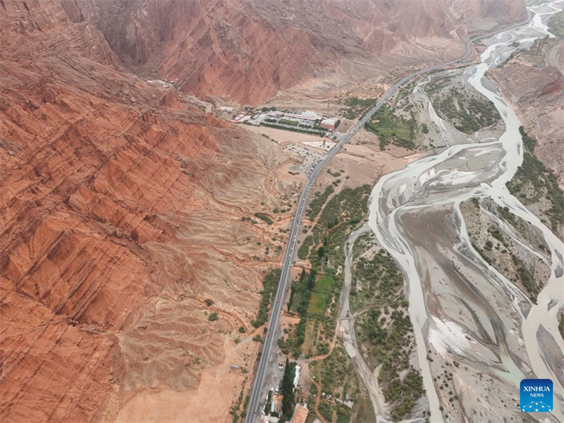 Xinjiang : l'autoroute Duku enregistre un boom du tourisme en été
