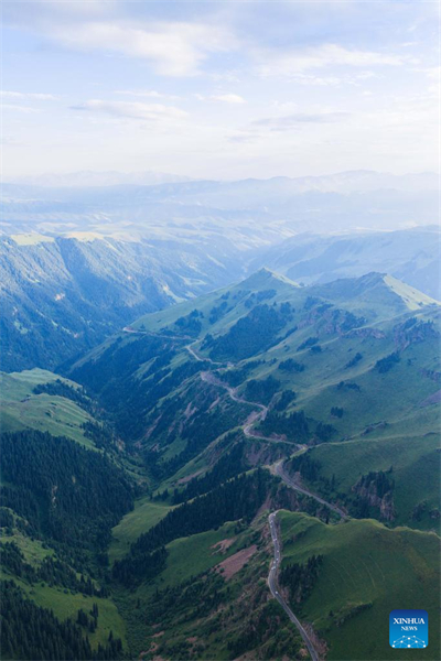 Xinjiang : l'autoroute Duku enregistre un boom du tourisme en été