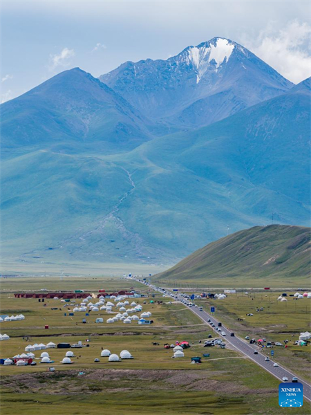 Xinjiang : l'autoroute Duku enregistre un boom du tourisme en été