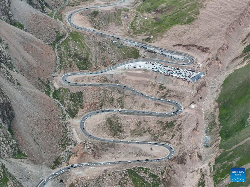 Xinjiang : l'autoroute Duku enregistre un boom du tourisme en été