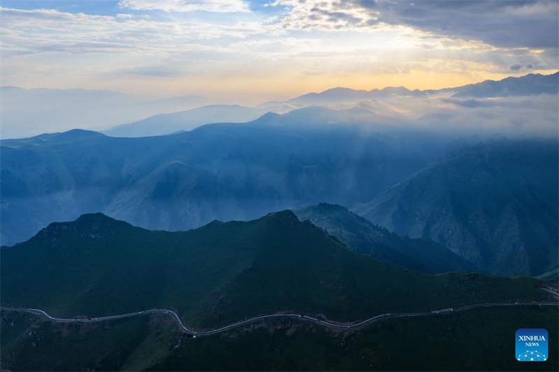 Xinjiang : l'autoroute Duku enregistre un boom du tourisme en été