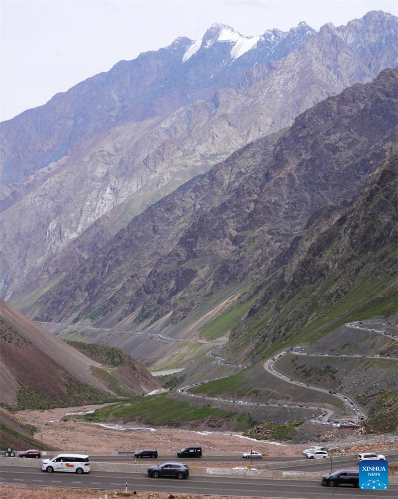 Xinjiang : l'autoroute Duku enregistre un boom du tourisme en été