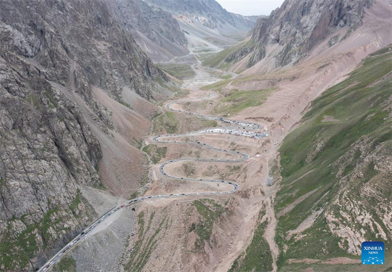 Xinjiang : l'autoroute Duku enregistre un boom du tourisme en été