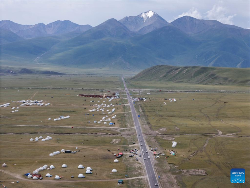 Xinjiang : l'autoroute Duku enregistre un boom du tourisme en été
