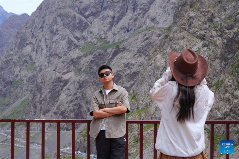 Xinjiang : l'autoroute Duku enregistre un boom du tourisme en été