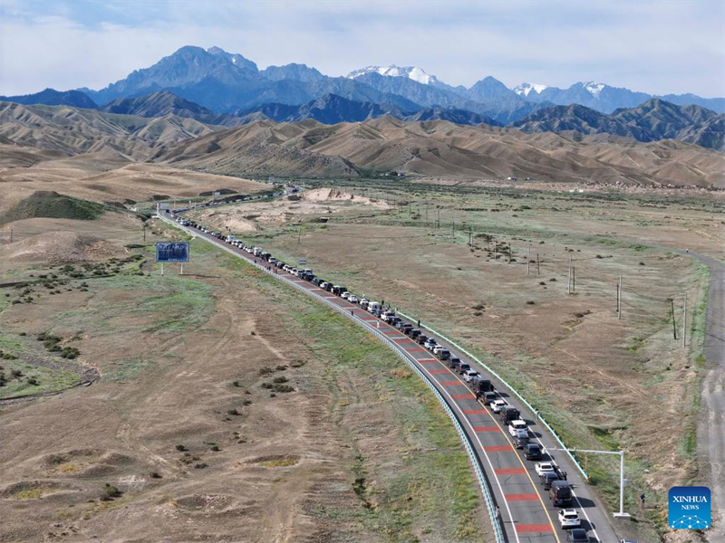 Xinjiang : l'autoroute Duku enregistre un boom du tourisme en été