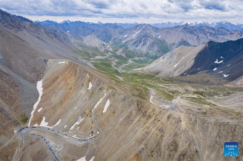 Xinjiang : l'autoroute Duku enregistre un boom du tourisme en été