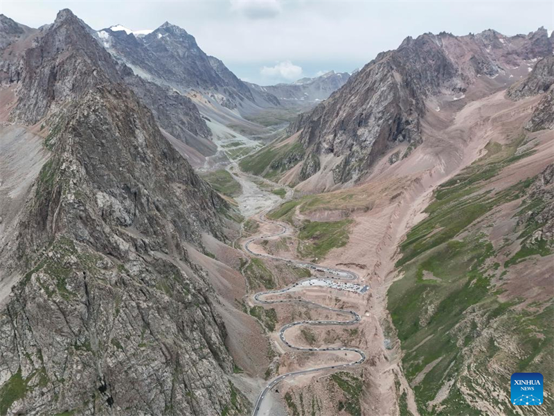 Xinjiang : l'autoroute Duku enregistre un boom du tourisme en été