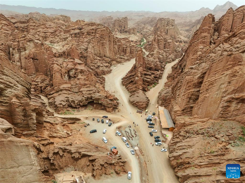 Xinjiang : l'autoroute Duku enregistre un boom du tourisme en été
