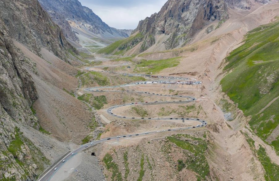 Xinjiang : l'autoroute Duku enregistre un boom du tourisme en été