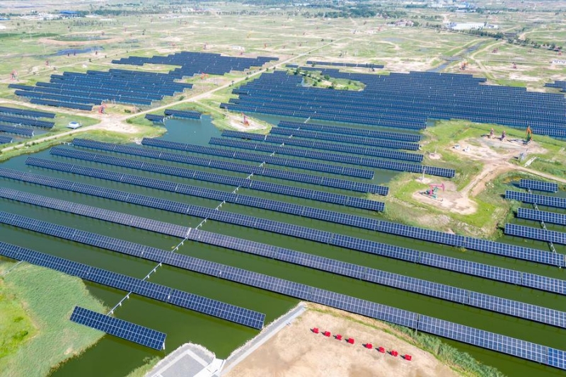 Photo aérienne prise par drone le 8 août 2024 montrant le projet de démonstration photovoltaïque flottant de Xinghuo, dans le champ pétrolifère de Daqing, dans la province chinoise du Heilongjiang (nord-est). (Photo : Zhang Tao)