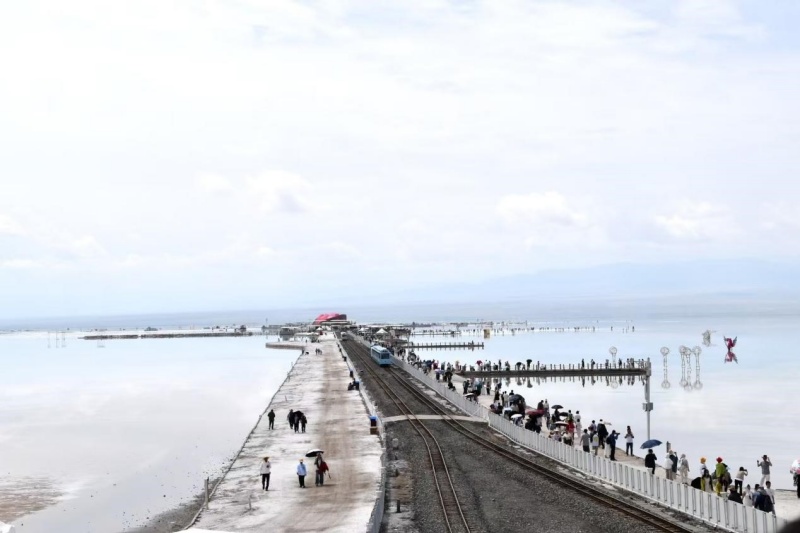 Qinghai : le spectaculaire « miroir du ciel » devient un aimant qui attire des touristes