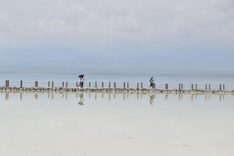 Qinghai : le spectaculaire « miroir du ciel » devient un aimant qui attire des touristes