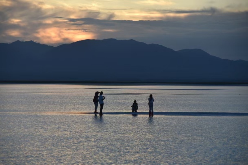 Qinghai : le spectaculaire « miroir du ciel » devient un aimant qui attire des touristes
