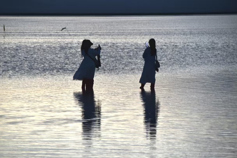 Qinghai : le spectaculaire « miroir du ciel » devient un aimant qui attire des touristes