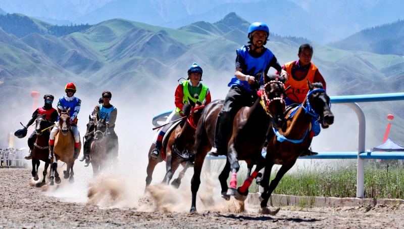 Gansu : une spectaculaire course de chevaux sur la prairie à Zhangye