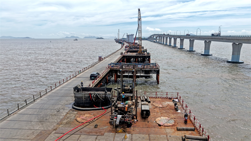 Zhejiang : la construction du pont ferroviaire trans-maritime de Linhai bat son plein