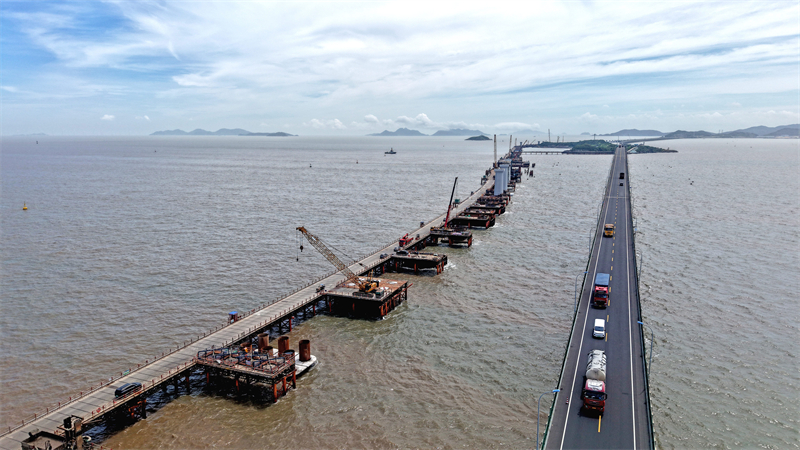 Zhejiang : la construction du pont ferroviaire trans-maritime de Linhai bat son plein