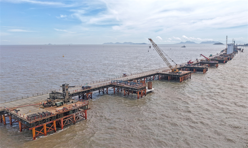 Zhejiang : la construction du pont ferroviaire trans-maritime de Linhai bat son plein
