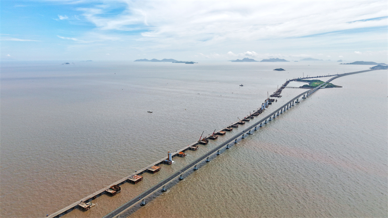 Zhejiang : la construction du pont ferroviaire trans-maritime de Linhai bat son plein