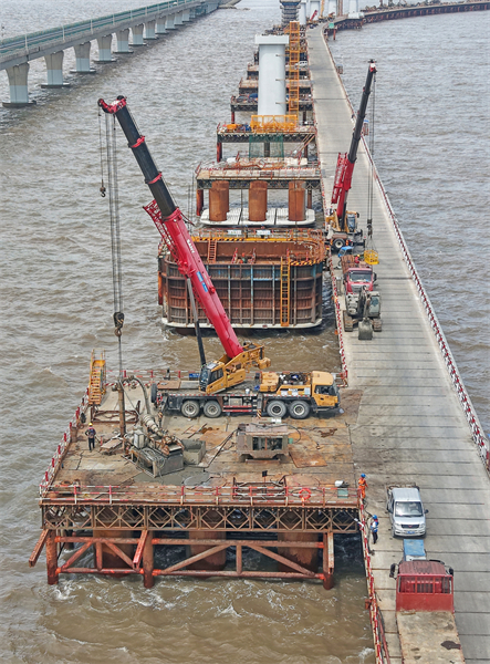 Zhejiang : la construction du pont ferroviaire trans-maritime de Linhai bat son plein