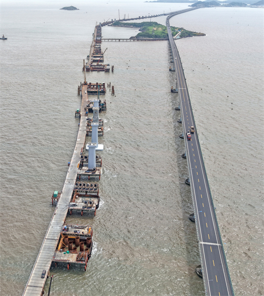 Zhejiang : la construction du pont ferroviaire trans-maritime de Linhai bat son plein