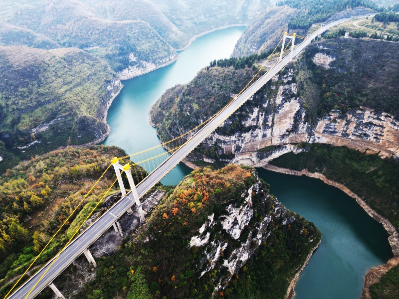 Guizhou: un pont au-dessus de la rivière Xixi et d'un paysage karstique