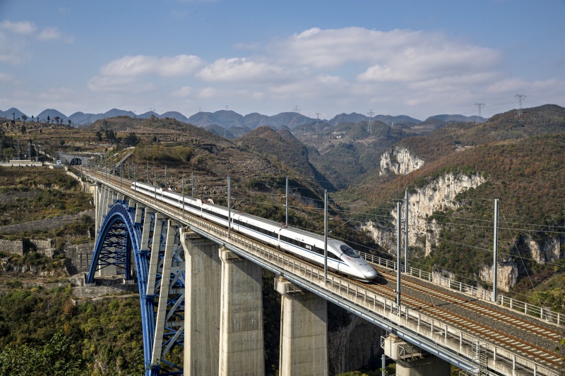 Guizhou: un pont au-dessus de la rivière Xixi et d'un paysage karstique