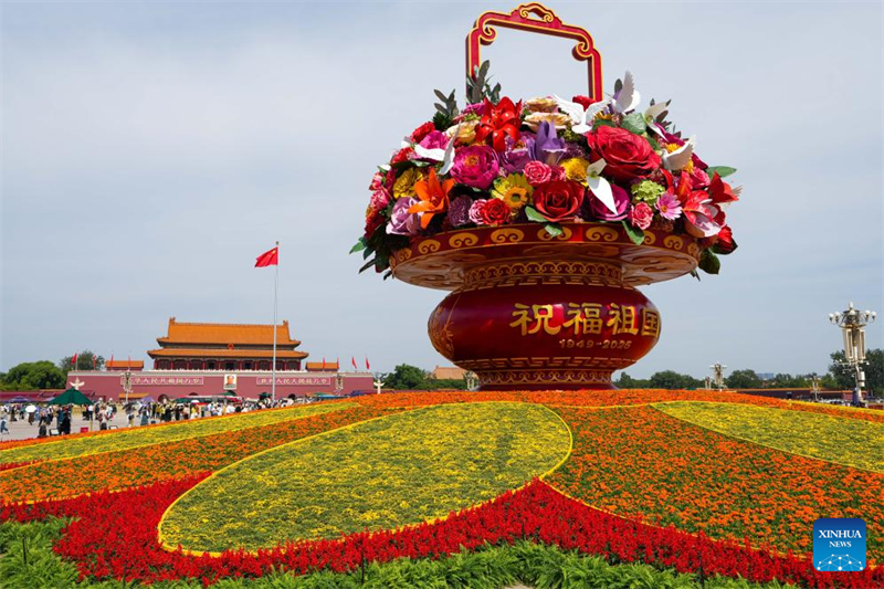 A Beijing, la place Tian'anmen célèbre la Fête nationale avec de superbes décorations florales