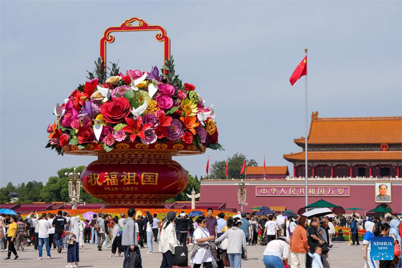 A Beijing, la place Tian'anmen célèbre la Fête nationale avec de superbes décorations florales