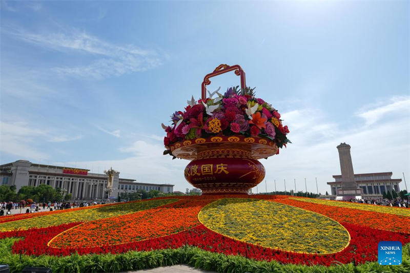 A Beijing, la place Tian'anmen célèbre la Fête nationale avec de superbes décorations florales