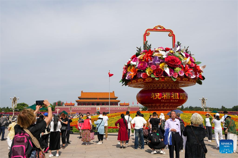 A Beijing, la place Tian'anmen célèbre la Fête nationale avec de superbes décorations florales