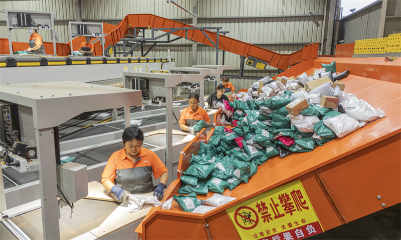 Jiangsu : le tri des colis express bat son plein à Suqian pour répondre aux besoins de livraison des consommateurs