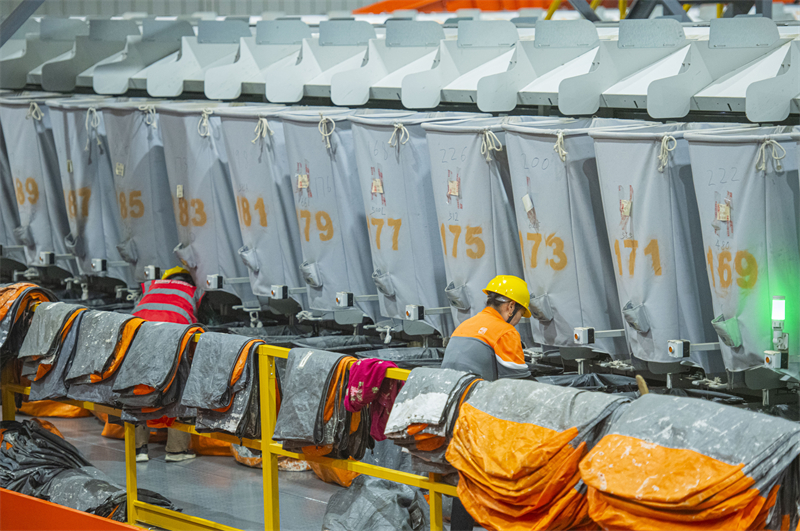 Jiangsu : le tri des colis express bat son plein à Suqian pour répondre aux besoins de livraison des consommateurs