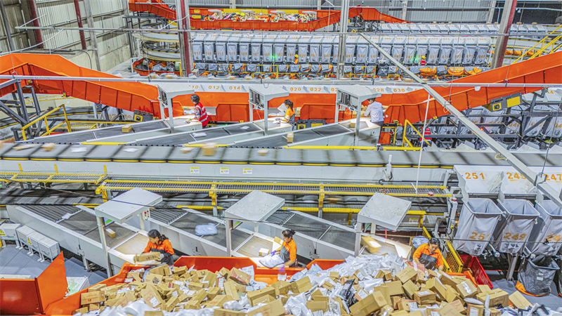 Jiangsu : le tri des colis express bat son plein à Suqian pour répondre aux besoins de livraison des consommateurs