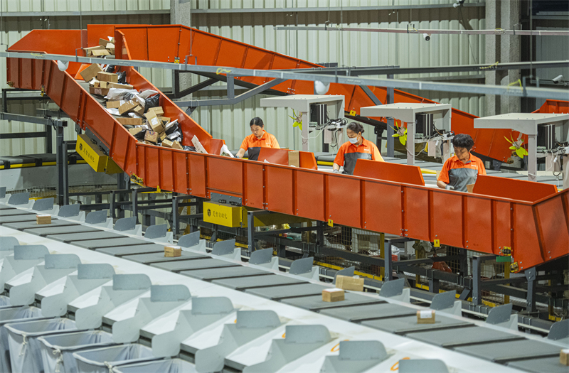 Jiangsu : le tri des colis express bat son plein à Suqian pour répondre aux besoins de livraison des consommateurs