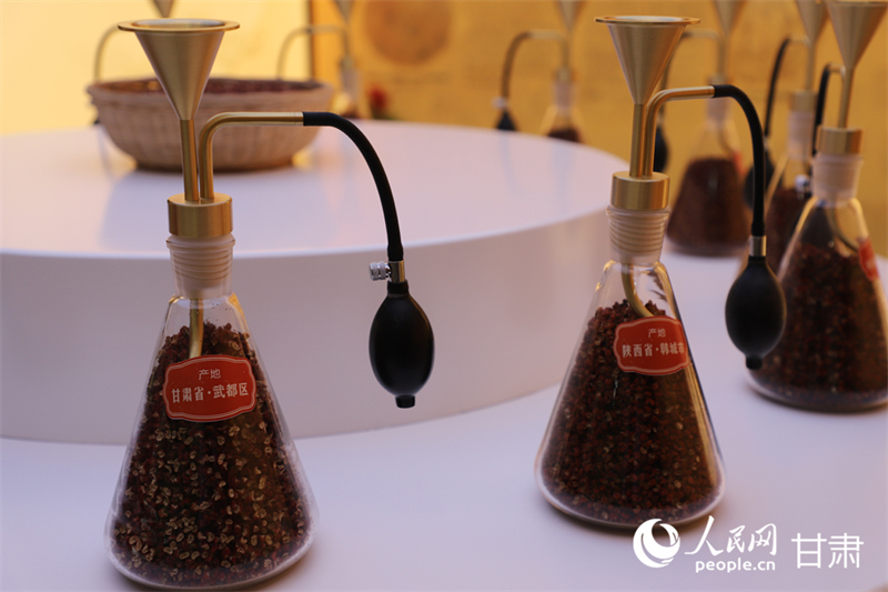 Photo montrant du poivre du Sichuan exposé dans un hall d'exposition de l'industrie du poivre du Sichuan, dans le district de Wudu de la ville de Longnan, dans la province du Gansu (nord-ouest de la Chine). (Shao Lan/Le Quotidien du Peuple en ligne)