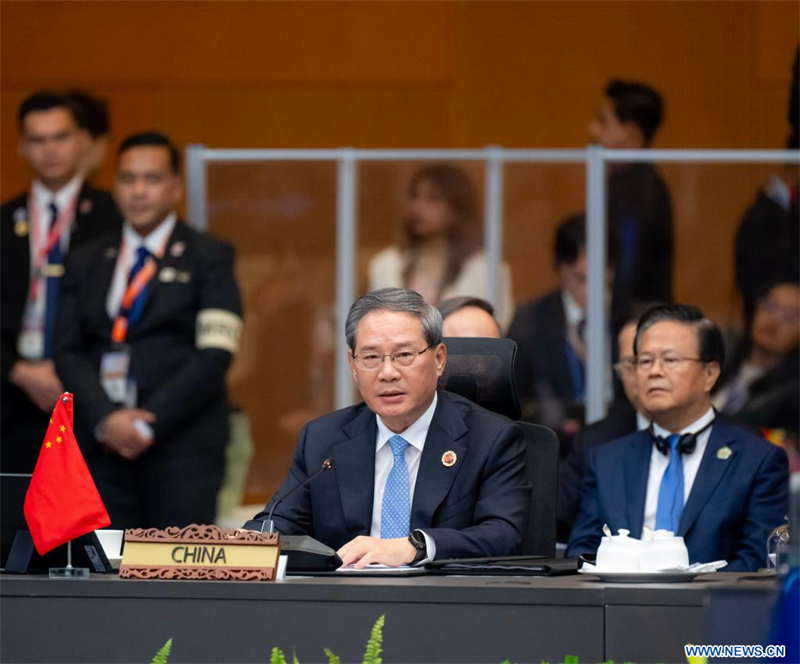 Le PM chinois appelle à l'ouverture et à un alignement plus fort des stratégies de développement