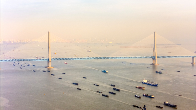 Jiangsu : les transports sur le fleuve Yangtsé battent leur plein à Nantong