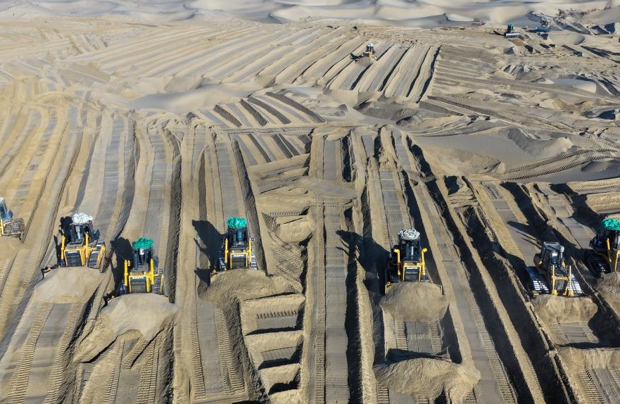 Xinjiang : les agriculteurs locaux luttent contre la désertification dans le comté de Moyu